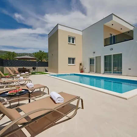 Villa Royal Blue